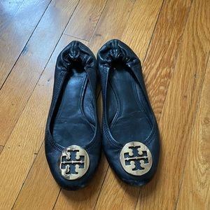 Tory Burch Reva ballet flats in black leather, gold medallion, size 8